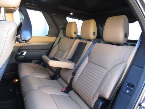 Used 2023 Land Rover Discovery Metropolitan Edition AWD/4WD image 16