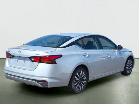 Used 2024 Nissan Altima 2.5 SV FWD image 6
