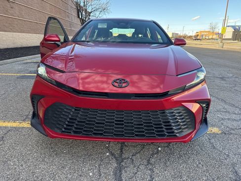 Used 2025 Toyota Camry SE w/ Convenience Package image 3