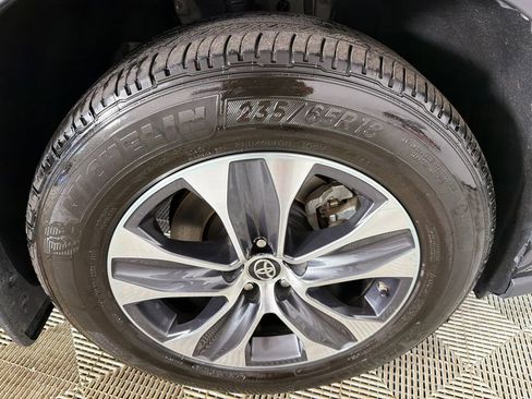 Used 2024 Toyota Highlander XLE image 13