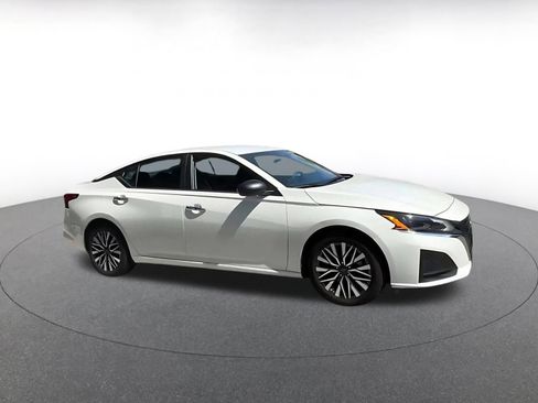 Used 2025 Nissan Altima 2.5 SV FWD image 2