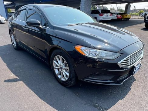 Used 2017 Ford Fusion SE FWD image 4