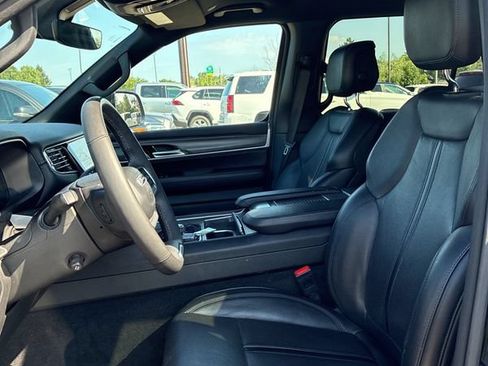 Used 2024 Jeep Wagoneer L Series III w/ Flexible Seating Group AWD/4WD image 3