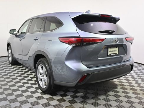 Used 2021 Toyota Highlander LE AWD/4WD image 4