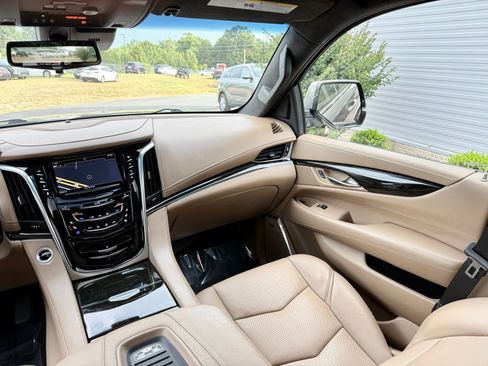 Used 2018 Cadillac Escalade ESV Platinum AWD/4WD image 32