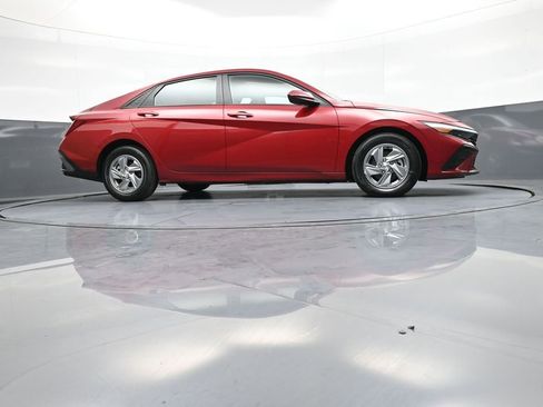 Certified 2024 Hyundai Elantra SE FWD image 28