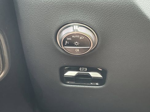 Certified 2025 Mercedes-Benz GLC 300 image 25