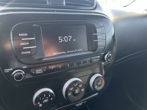 Used 2018 Kia Soul Base image 17