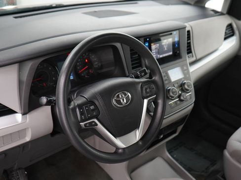 Used 2016 Toyota Sienna L FWD image 22