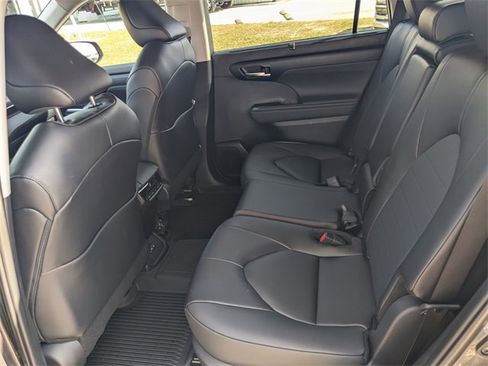 Used 2025 Toyota Highlander XLE image 12