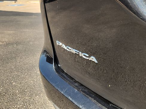 Used 2023 Chrysler Pacifica Touring-L FWD image 10