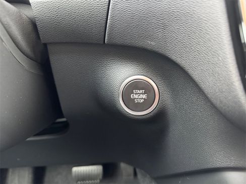 Certified 2025 Volvo XC40 B5 Plus image 17