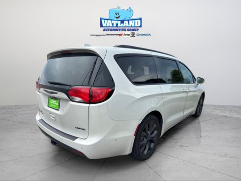 Used 2020 Chrysler Pacifica Limited FWD image 46