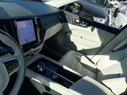 Used 2022 Volvo XC60 B5 Momentum image 26