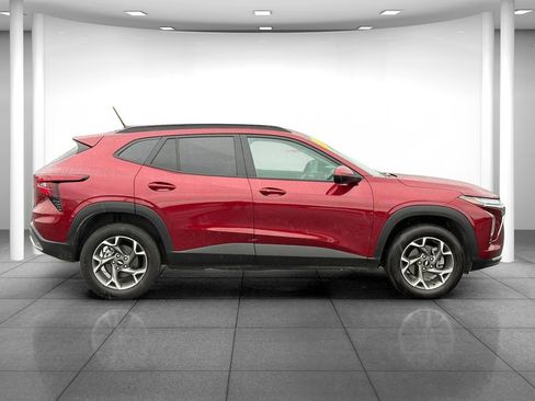 Used 2025 Chevrolet Trax LT w/ Driver Confidence Package FWD image 8