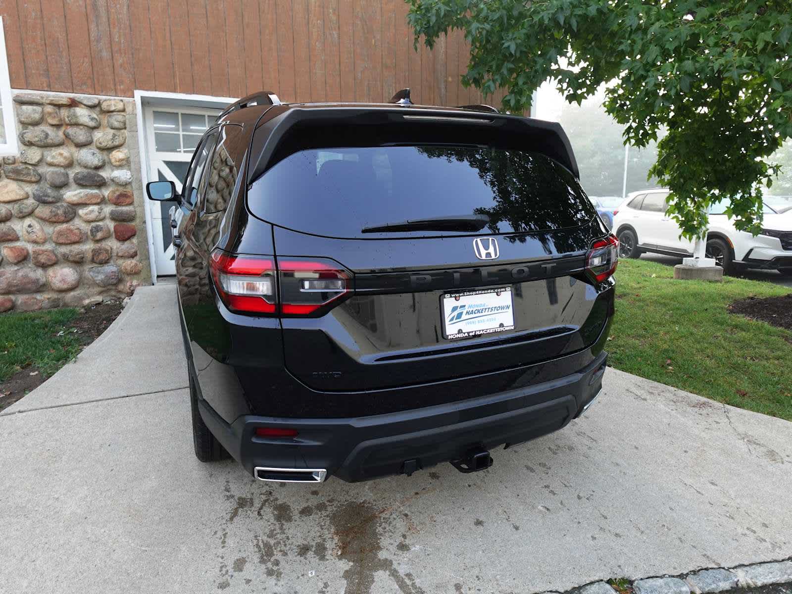 Used 2025 Honda Pilot Sport image 5