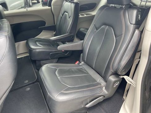 Used 2020 Chrysler Pacifica Touring-L FWD image 19
