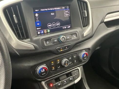 Used 2022 GMC Terrain SLE w/ Driver Convenience Package FWD image 10
