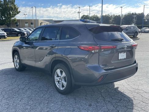 Used 2023 Toyota Highlander LE image 5