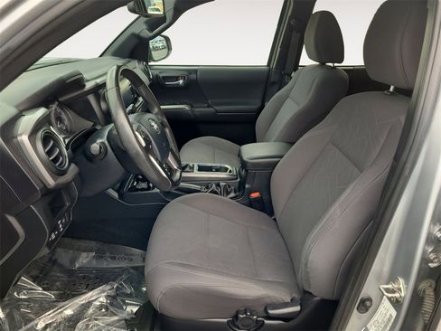 Used 2019 Toyota Tacoma TRD Sport image 9