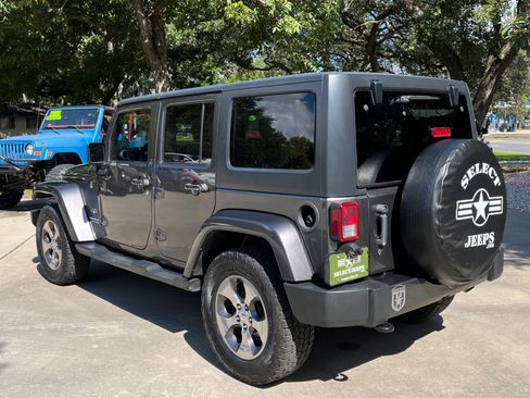 Used 2017 Jeep Wrangler Unlimited Sahara w/ Connectivity Group image 7