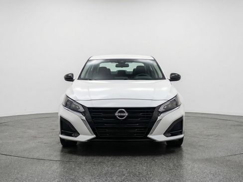 Used 2025 Nissan Altima 2.5 SV FWD image 2