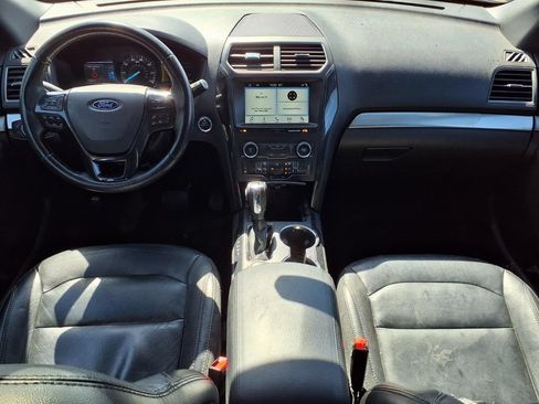 Used 2018 Ford Explorer XLT w/ Equipment Group 202A AWD/4WD image 11