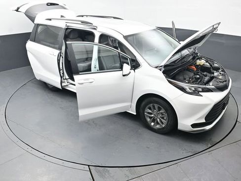 Used 2025 Toyota Sienna LE image 55