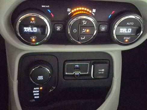 Used 2015 Jeep Renegade Latitude w/ Popular Equipment Group AWD/4WD image 20