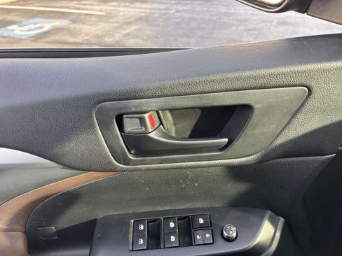 Used 2014 Toyota Highlander Plus image 14