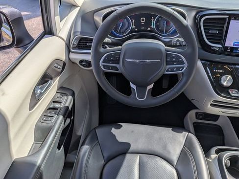 Used 2023 Chrysler Pacifica Touring-L image 16