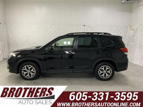Used 2023 Subaru Forester Premium image 1