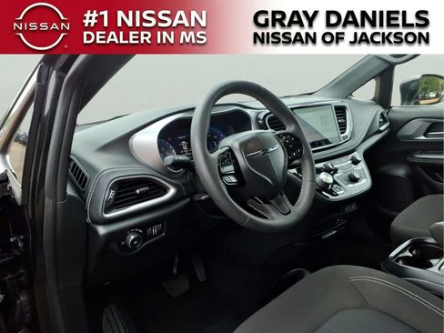 Used 2022 Chrysler Pacifica Touring FWD image 11