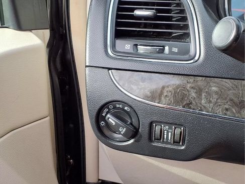 Used 2015 Chrysler Town & Country Touring-L w/ Driver Convenience Group FWD image 14