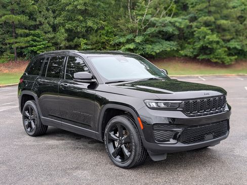 Used 2024 Jeep Grand Cherokee Altitude AWD/4WD image 11