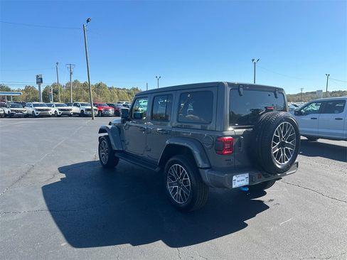 Used 2022 Jeep Wrangler Unlimited Sahara image 7