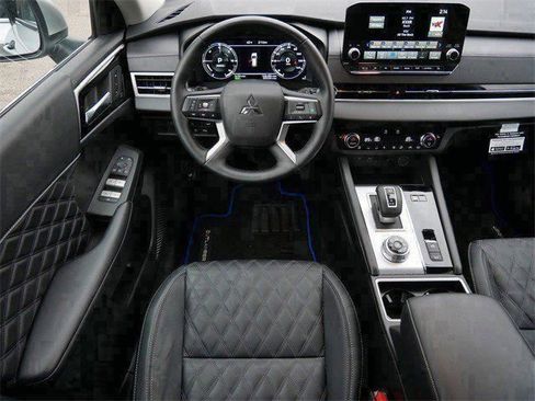 Used 2025 Mitsubishi Outlander SEL image 10