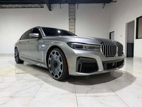 Used 2020 BMW 750i xDrive w/ Executive Package image 3