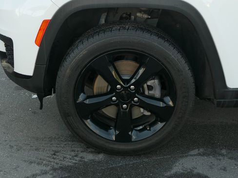 Used 2023 Jeep Grand Cherokee L Laredo image 9