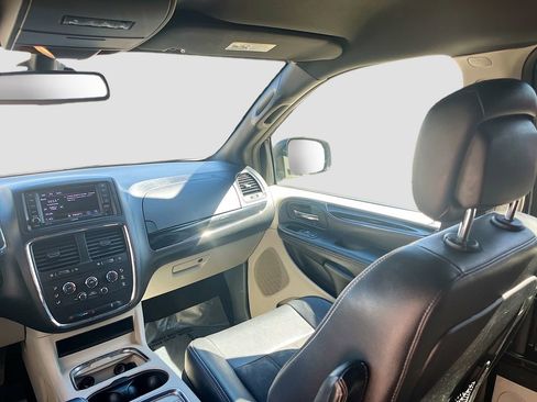 Used 2020 Dodge Grand Caravan SXT image 22