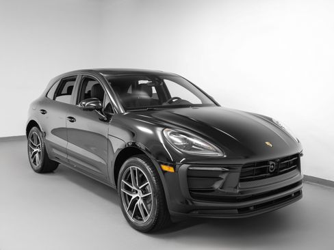 Certified 2025 Porsche Macan image 10