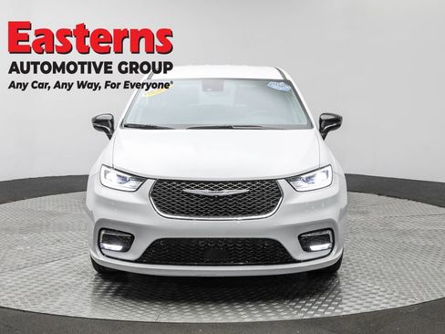 Used 2024 Chrysler Pacifica Touring-L image 2