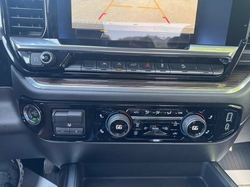 Used 2025 Chevrolet Silverado 1500 LT Trail Boss w/ Dark Appearance Package AWD/4WD image 19