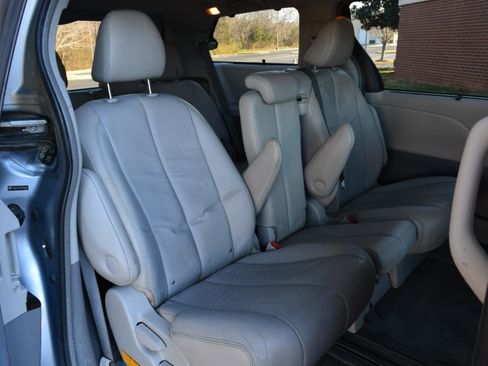 Used 2013 Toyota Sienna LE w/ Towing Pkg image 14