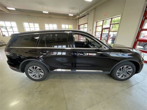 Used 2023 Lincoln Aviator AWD image 7