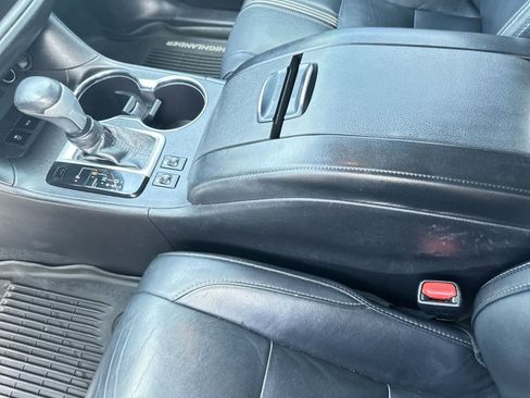 Used 2018 Toyota Highlander SE AWD/4WD image 19