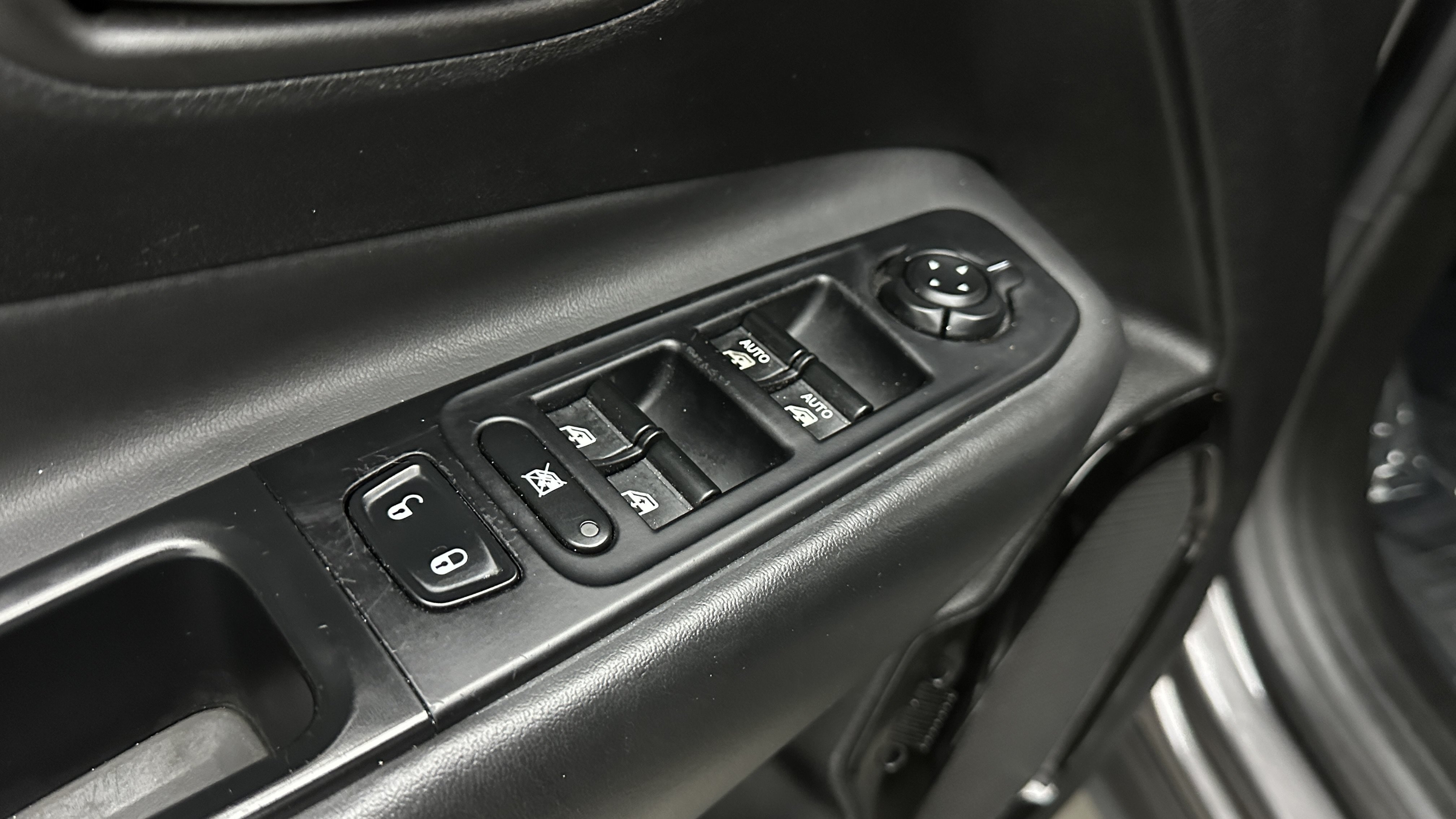 Used 2018 Jeep Renegade Altitude FWD image 13