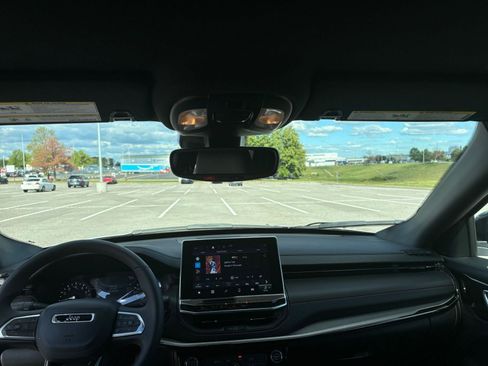 Used 2025 Jeep Compass Trailhawk image 31