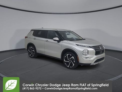 Used 2024 Mitsubishi Outlander SE image 3