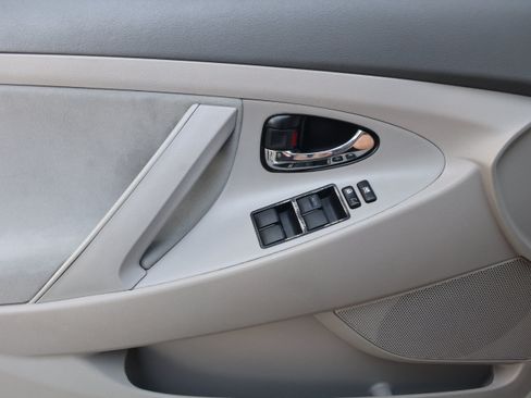 Used 2009 Toyota Camry LE FWD image 12